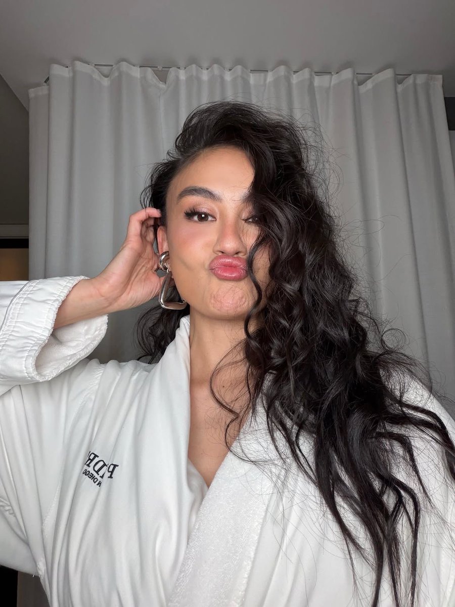 insidefolkative's tweet photo. Potret terbaru Agnez Mo melalui postingan terbaru Instagram. https://t.co/yQRBw1VkLi