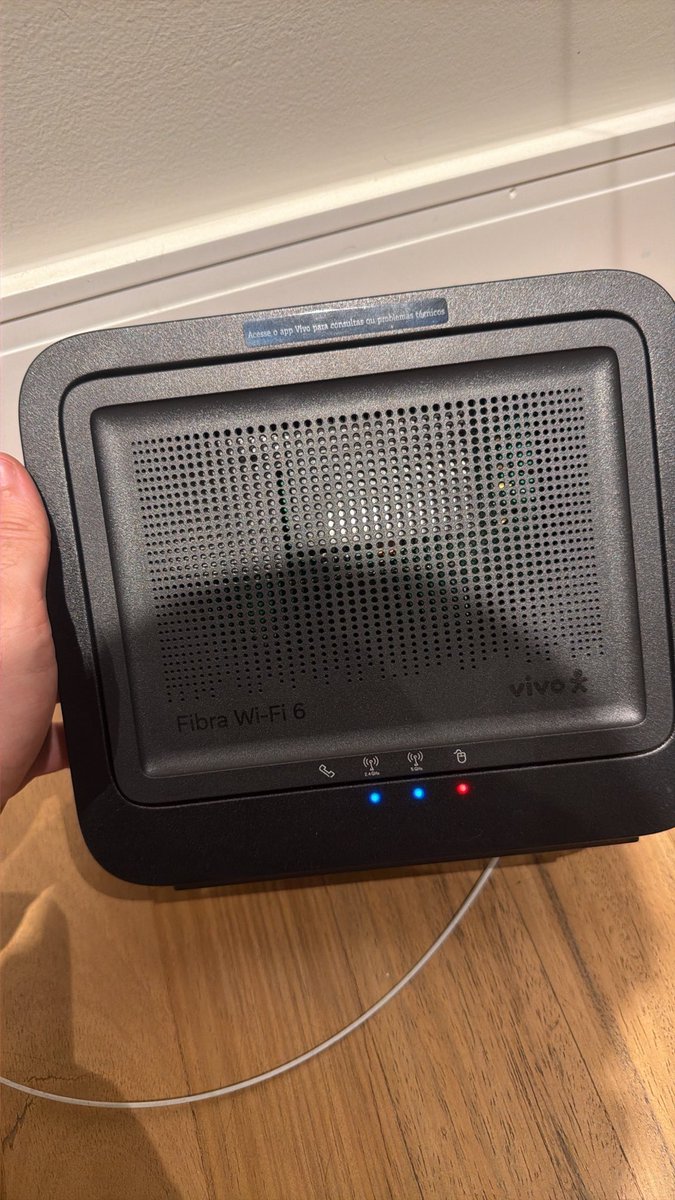 TACOCS's tweet photo. Galera não sei o que houve, mas a minha internet morreu com 1h30 de Live e até agora não voltou. Modem tá piscando uma luz vermelha então imagino que seja problema lá na VIVO mesmo. Enquanto isso vocês podem assistir meus últimos vídeos que saíram no canal do youtube! 💪🏻 https://t.co/mghpnmS3mK
