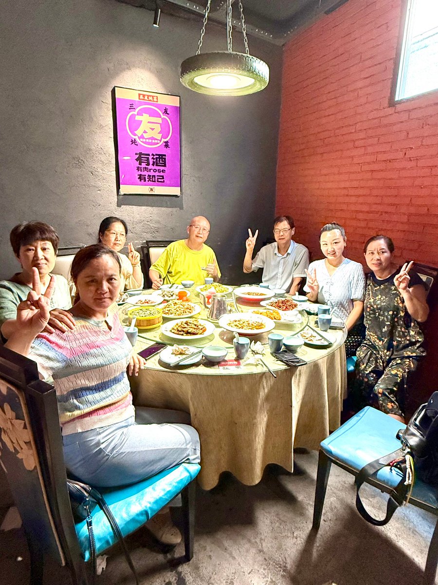 jeongmare's tweet photo. [翻到旧合影才发现，和老友笑的弧度都一模一样，此刻围坐撸串碰杯的声响，比任何旋律都动人]， https://t.co/cozxjvjJ2g