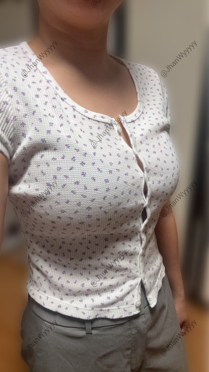 JhanWyyyyy's tweet photo. 女友說這件上衣扣子會爆開，問我要不要買大一點的
我說不用這件尺寸剛好😜 https://t.co/5OU1RrVpdB