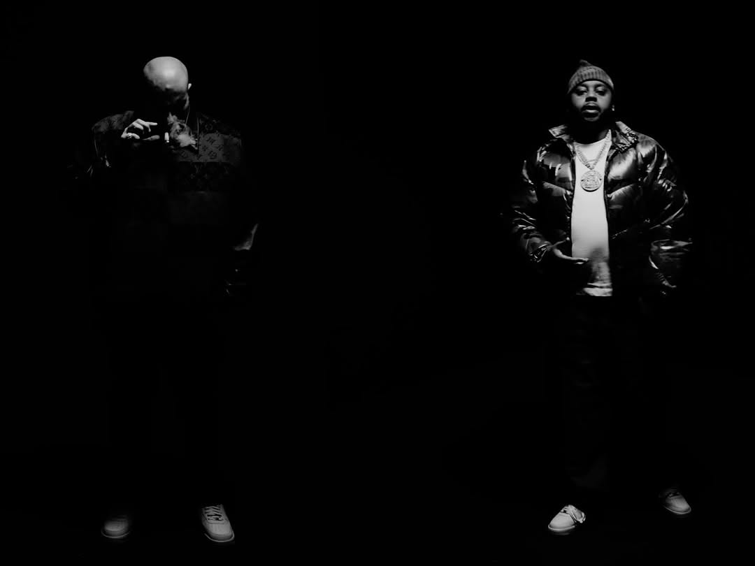 berner4153cu5's tweet photo. Bern &amp;  tape ????? Im back in my BAG ! This might go crazzzzzzzy … thoughts ?? https://t.co/KvFBfL59wc