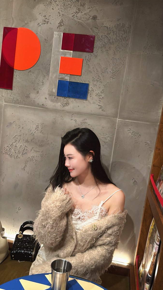 wangxifeng1986's tweet photo. 年龄三十加，脸蛋圆圆不算是美女的熙凤姐姐。
喜欢美食和旅游，不想被人骂喜欢别人总是夸我的感觉。
刚来这里不知道怎么玩，欢迎大家带我一起。 https://t.co/x2wJH9jWEz