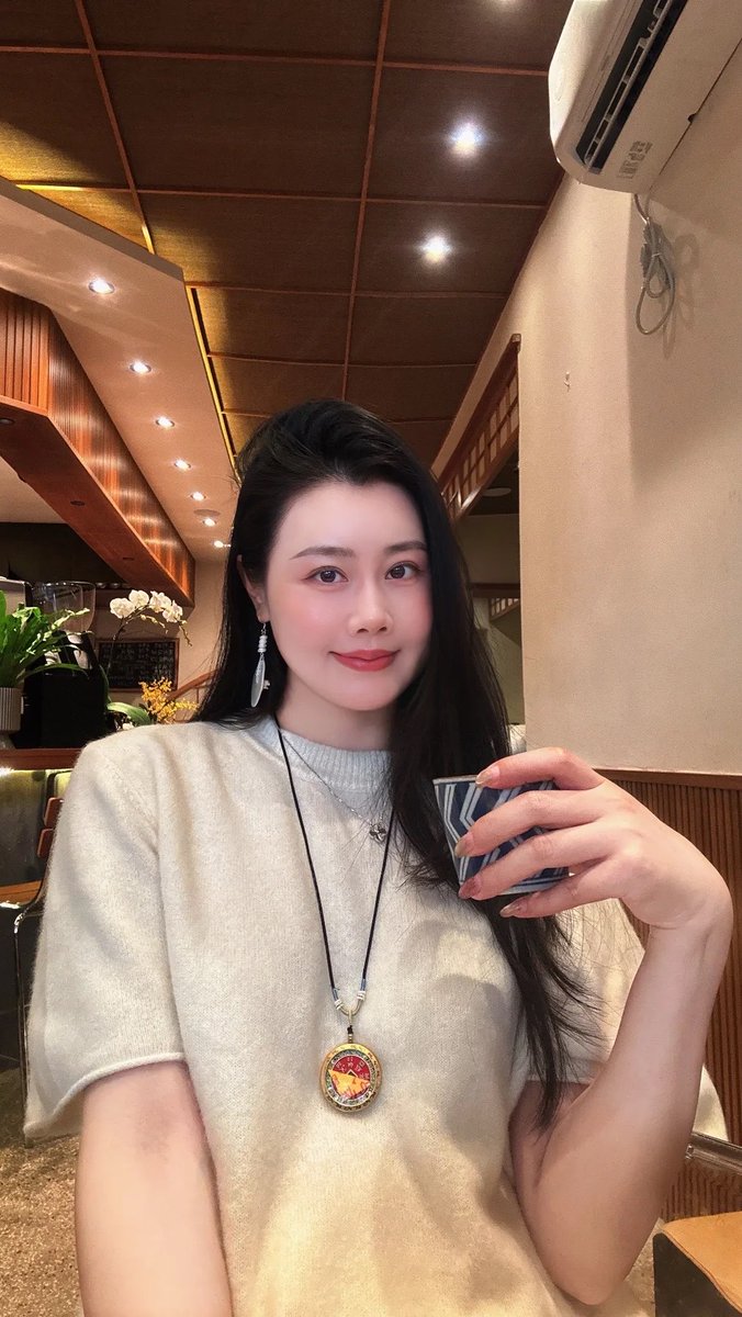 wangxifeng1986's tweet photo. 年龄三十加，脸蛋圆圆不算是美女的熙凤姐姐。
喜欢美食和旅游，不想被人骂喜欢别人总是夸我的感觉。
刚来这里不知道怎么玩，欢迎大家带我一起。 https://t.co/x2wJH9jWEz
