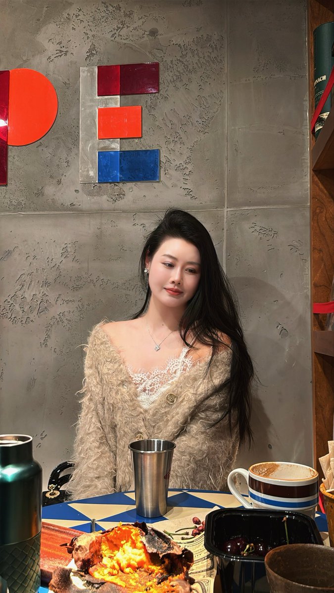 wangxifeng1986's tweet photo. 年龄三十加，脸蛋圆圆不算是美女的熙凤姐姐。
喜欢美食和旅游，不想被人骂喜欢别人总是夸我的感觉。
刚来这里不知道怎么玩，欢迎大家带我一起。 https://t.co/x2wJH9jWEz