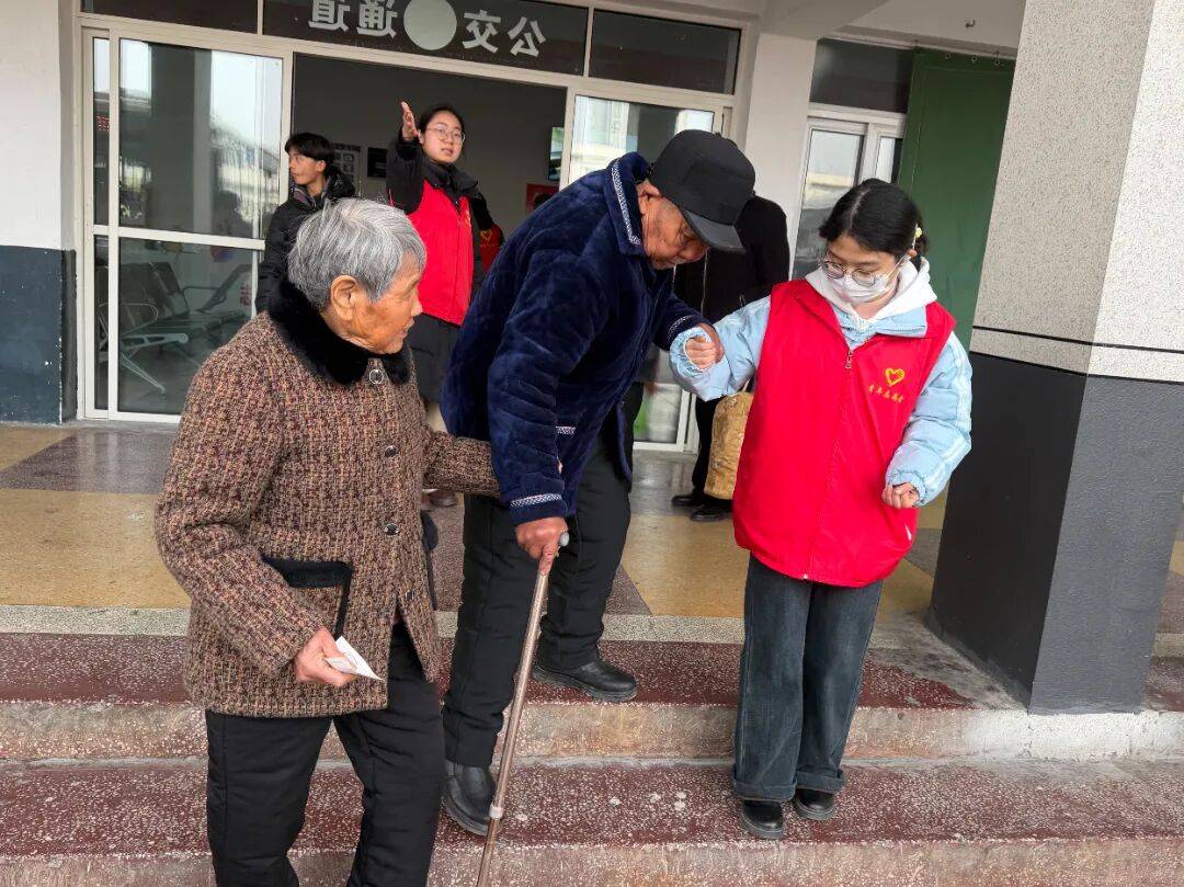 Vra73601706's tweet photo. Spent this weekend helping distribute warm winter coats u0026 hot meals to unhoused neighbors downtown. Small acts can make a huge difference  #VolunteerWork #CommunityCare， https://t.co/f9OOS4GCLN