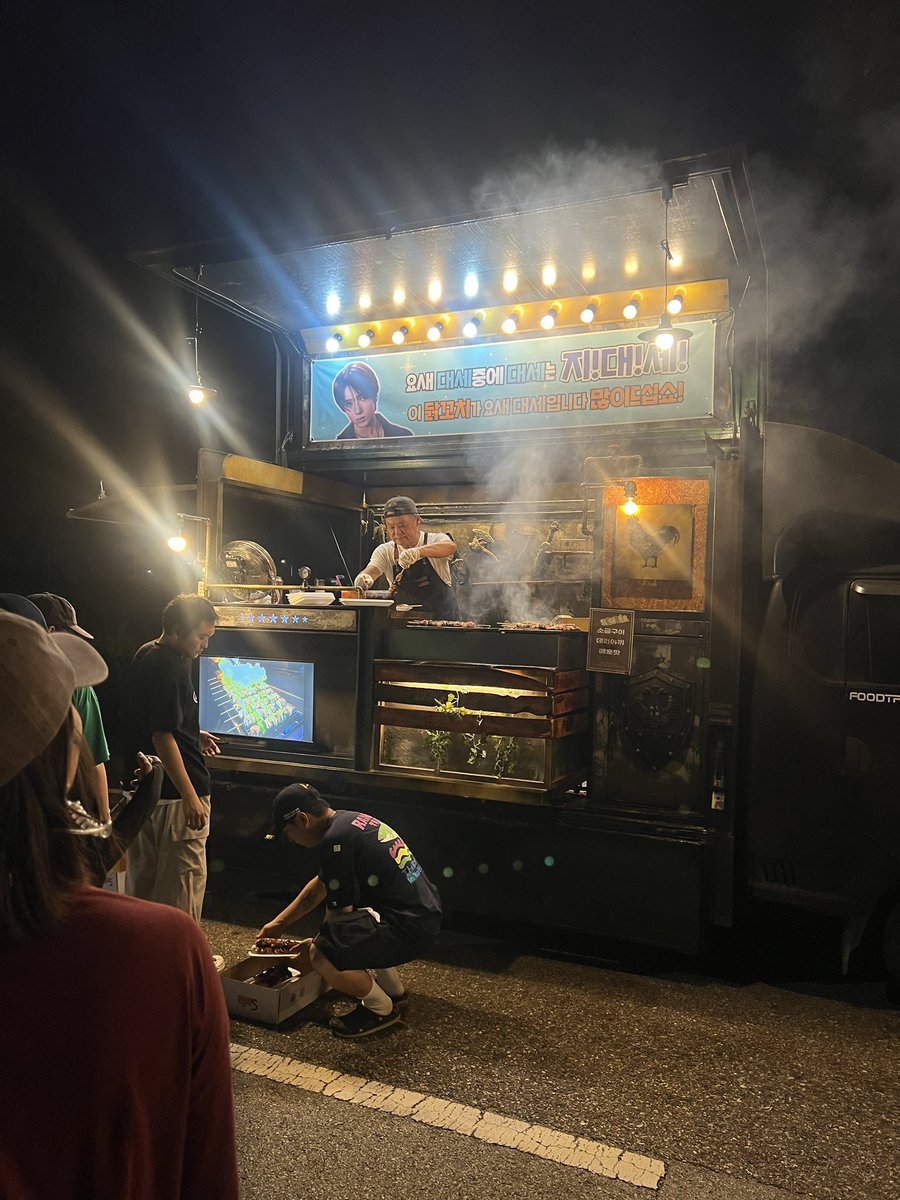NaparkJ's tweet photo. นี่คือ Food Truck ที่พี่เจโน่กับพี่แจมินส่งไปให้น้องจีซอง

บนป้ายเขียนว่า
: ฮิตที่สุดในบรรดาเทรนด์ยุคนี้ต้อง จี!แด!เซ!
: ไก่ย่างเสียบไม้ร้านนี้ก็เป็นเทรนด์ฮิตช่วงนี้ ทานเยอะๆนะครับ!

แล้วแดเซแปลว่า กระแสหลัก, กำลังฮิต, เทรนด์ยอดนิยม ..เล่นคำกับแดเซที่เป็นชื่อน้องในซีรี่ย์ด้วย 🤭 https://t.co/1yldJqWJ37
