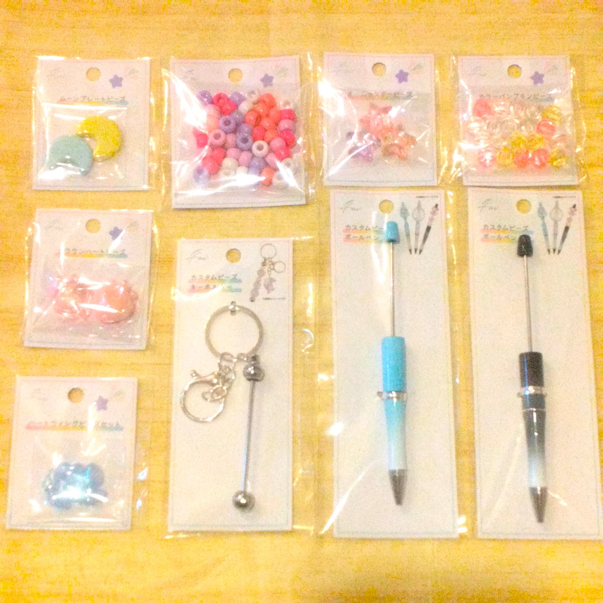 cando_official's tweet photo. 日常使いのボールペンやキーホルダーを、自分好みにカスタムできます☆
お気に入りのカラーとビーズを組み合わせて、気分が上がるオリジナル作品づくりをお楽しみください♪

■カスタムビーズボールペン
　品番 4589925166979
■カスタムビーズキーホルダーGDSV
　品番 4589925166986
■カラーパンプキンビーズ20P
　品番 4589925166993
■キラキラカットビーズ6P
　品番 4589925167006
■オーロラハートビーズ4P
　品番 4589925167013
■オーロラスタービーズ3P
　品番 4589925167020
■大きなクラックビーズ3P
　品番 4589925167037
■カラフルミニビーズ50P
　品番 4589925167044
■クリアフレームビーズ
　品番 4589925167051
■ロマンティックムーンビーズ
　品番 4589925167068

※店舗により取り扱いのない場合がございます。
　あらかじめご了承ください。
#キャンドゥ #100均 #雑貨 #ビーズ #オリジナル #キーホルダー #ハンドクラフト  #ハンドメイド #手作り  #ボールペン #キーホルダー