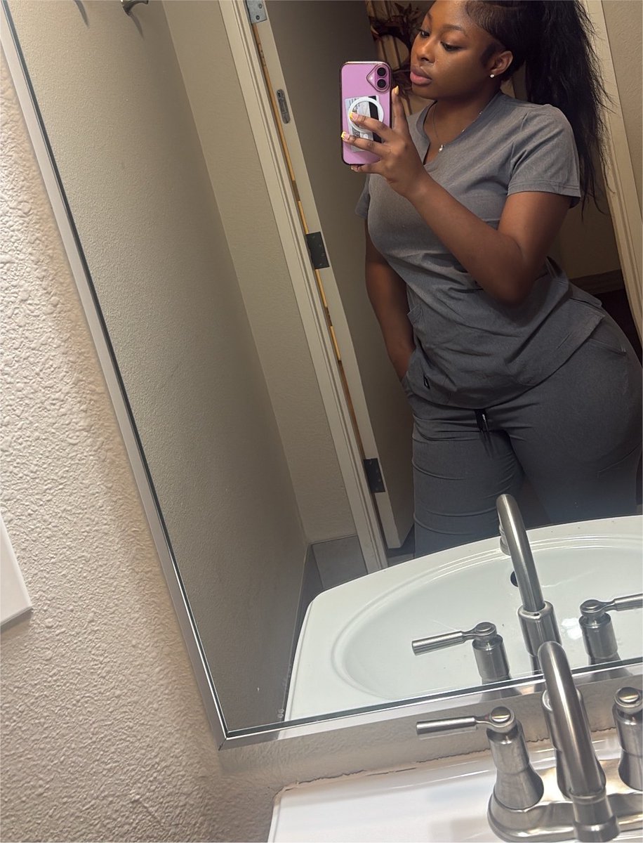 ThaReaalMimi's tweet photo. The baddest nurse ⛑️👩🏽‍⚕️🏥💉📋 https://t.co/5J6aAzBFCG