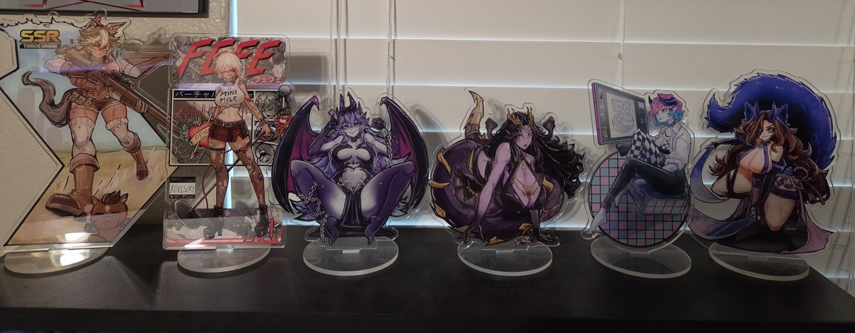 RomeoA271's tweet photo. Offkai's over &amp; it was a blast! I didn't get much but knew I had to pick up some merch from the goat @ExodamArtworks Got a nice haul of standees &amp; talked with the big man himself. Exo's awesome &amp; even gave me a Zen print when I told him I've followed him for a while. So kind! https://t.co/7aPIG1NVsQ