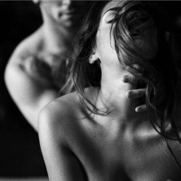 DMarian17's tweet photo. Me dicen loca porque me desnudo ante el mar y dejo que la luna me lama, mientras el poeta me penetra con metáforas húmedas que a golpe de sal marcan mi cadencia.

ღ❥

#EroTuits
#PoesíaYErotismo
#EróticoAquelarre https://t.co/eBwcmLR7bY