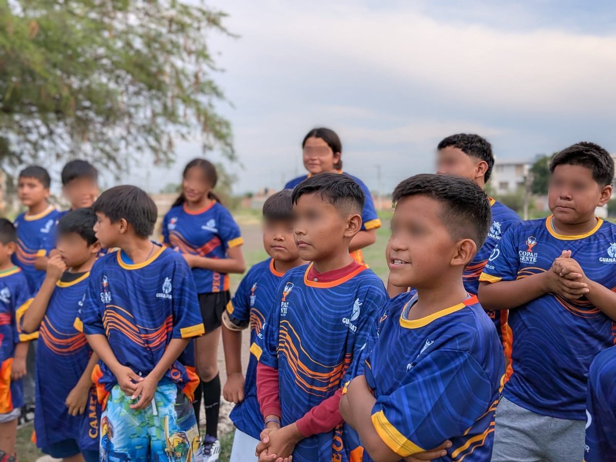 LuisAgVal's tweet photo. Cada niña y niño merece un espacio para jugar, soñar y crecer seguro. ⚽️👧🏻👦🏻
Hoy en San Cristóbal reafirmamos nuestro compromiso: el deporte no es un lujo, es una prioridad para la infancia. Un balón y una cancha son herramientas para proteger su presente y transformar sus vidas. https://t.co/pJU15FUSw6