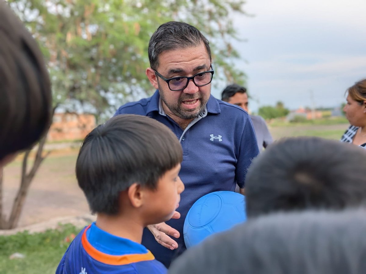 LuisAgVal's tweet photo. Cada niña y niño merece un espacio para jugar, soñar y crecer seguro. ⚽️👧🏻👦🏻
Hoy en San Cristóbal reafirmamos nuestro compromiso: el deporte no es un lujo, es una prioridad para la infancia. Un balón y una cancha son herramientas para proteger su presente y transformar sus vidas. https://t.co/pJU15FUSw6