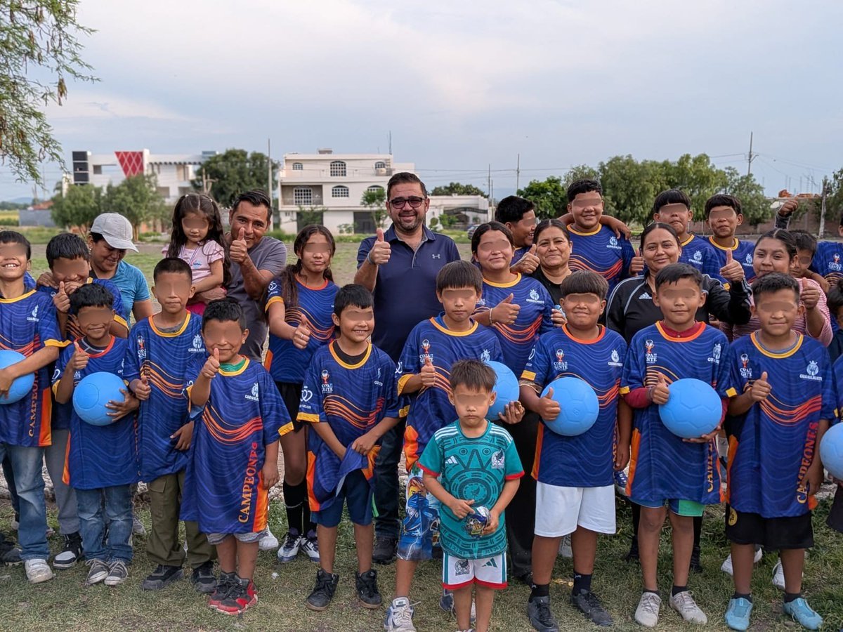 LuisAgVal's tweet photo. Cada niña y niño merece un espacio para jugar, soñar y crecer seguro. ⚽️👧🏻👦🏻
Hoy en San Cristóbal reafirmamos nuestro compromiso: el deporte no es un lujo, es una prioridad para la infancia. Un balón y una cancha son herramientas para proteger su presente y transformar sus vidas. https://t.co/pJU15FUSw6