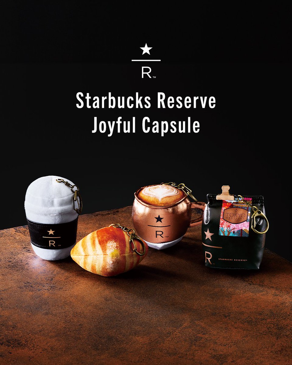 roasterytokyo's tweet photo. 8/2発売
スターバックス リザーブ ジョイフル カプセル🌟

スターバックス リザーブ® ロースタリー 東京を
代表する商品をモチーフにした
ぬいぐるみチャームが登場。

カプセルの中から出てくるのは、
全4種類のぬいぐるみチャームのうち、いずれか1つ。

・カフェ アメリカーノ（To Go）
・カフェ ラテ（For Here）
・東京 ロースタリー マイクロブレンド
・コルネッティ クレマ

キーホルダーとして、バッグにつけたり、
下部にあるループを使ってチャーム同士をつなげたりして楽しめます🙌

ロースタリー 東京ならではの
遊び心あふれるカプセルトイを、
ぜひ店頭でチェックしてみてくださいね💗

📍販売場所
スターバックス リザーブ® ロースタリー 東京

※発売から一定期間は、【1会計2点】までとさせていただきます。
※一時的な欠品の場合があります。
※終了時期は未定です。一定期間通常販売いたします。
※ランダム商品のため、種類はお選びいただけません。
※在庫・販売状況について、お電話でのお問い合わせはご対応いたしかねます。予めご了承ください。
※SNSでの個別のお問い合わせには対応しておりません。