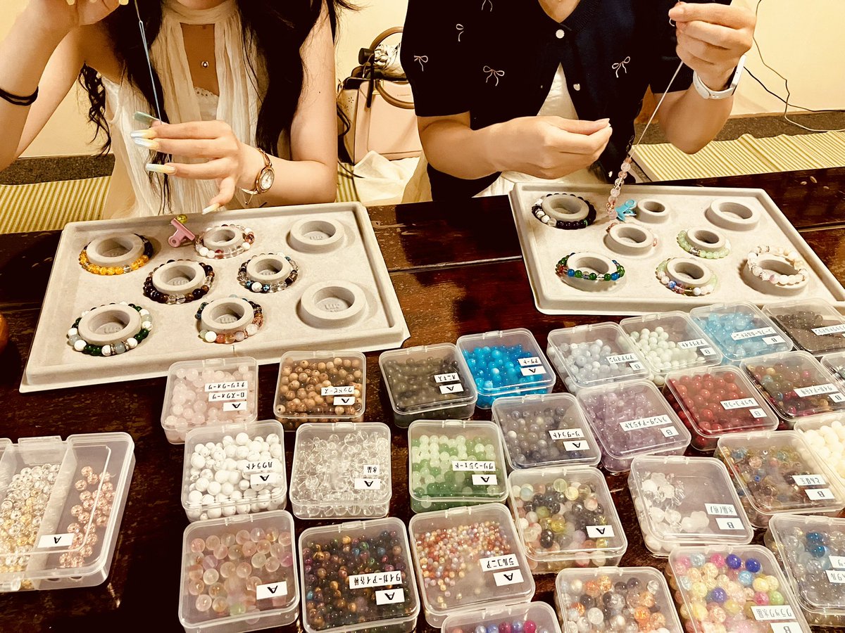 TERA_space76's tweet photo. お線香作りと腕輪念珠作り体験の様子です♪

体験の一環でお茶をお出しさせていただいております
現在は冷えた水出し緑茶を提供しておりますが、夏限定で時々珍しいお茶を提供することもあります😊

#京都
#体験
#お線香
#腕輪念珠
#寺スペース https://t.co/M70alLgC7j
