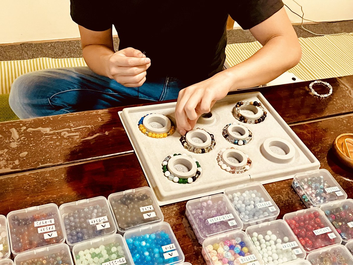 TERA_space76's tweet photo. お線香作りと腕輪念珠作り体験の様子です♪

体験の一環でお茶をお出しさせていただいております
現在は冷えた水出し緑茶を提供しておりますが、夏限定で時々珍しいお茶を提供することもあります😊

#京都
#体験
#お線香
#腕輪念珠
#寺スペース https://t.co/M70alLgC7j