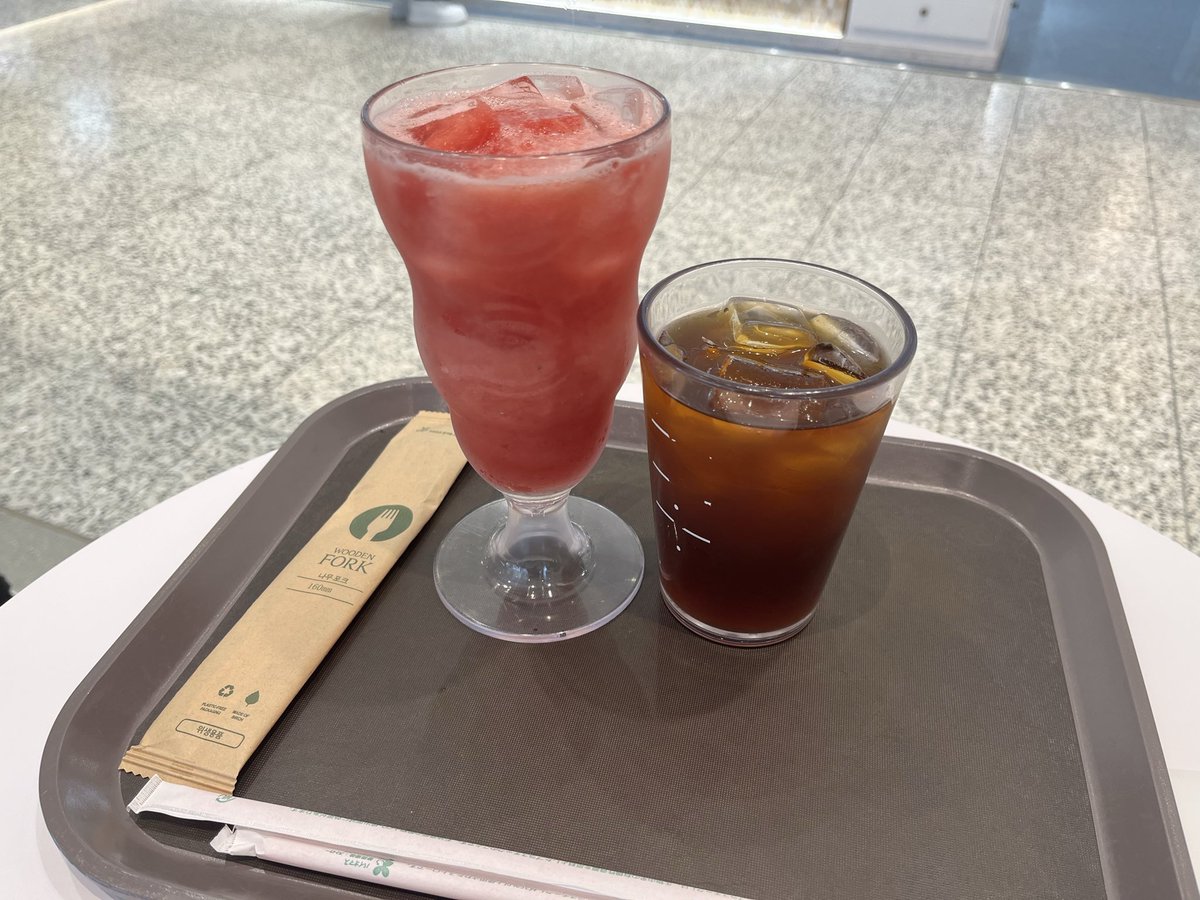 chuorkp's tweet photo. 早速大阪のHOLLYSにもきたよー🍉💋💕
韓国のと比べるとめっちゃ氷入ってたけど甘くて美味しい♥️ 690円 甘さはもちろん50%♪♪ https://t.co/3uSmnvDFET