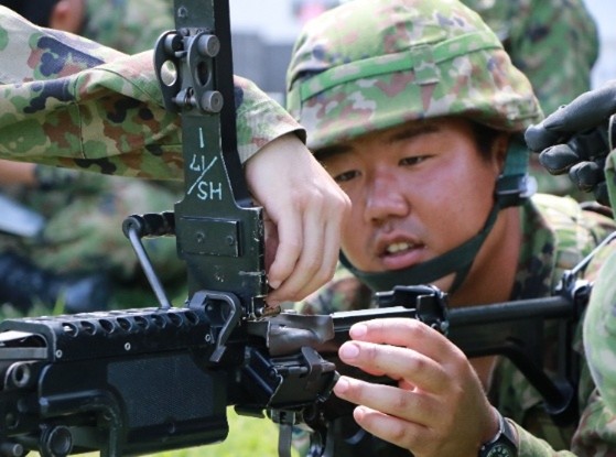 17th_yamaguchi's tweet photo. 【軽火器　機関銃射撃予習】
　新隊員特技課程（後期教育）、軽火器区隊で機関銃の射撃予習を実施しました！実弾射撃を控え、軽火器隊員として必要な技術の修得を目指し、日々練成を重ねています！
#山口駐屯地 #自衛官 #新隊員 #射撃 #訓練 #機関銃 #MINIMI https://t.co/spHsefYnmv