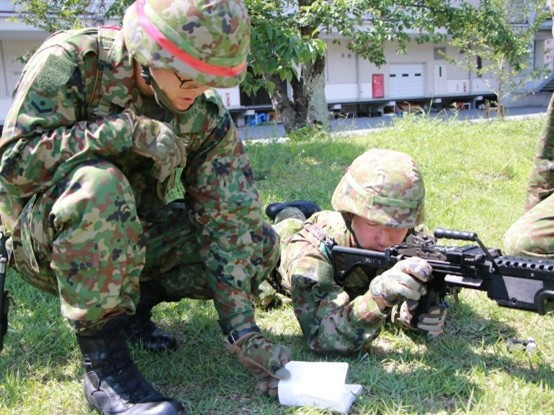 17th_yamaguchi's tweet photo. 【軽火器　機関銃射撃予習】
　新隊員特技課程（後期教育）、軽火器区隊で機関銃の射撃予習を実施しました！実弾射撃を控え、軽火器隊員として必要な技術の修得を目指し、日々練成を重ねています！
#山口駐屯地 #自衛官 #新隊員 #射撃 #訓練 #機関銃 #MINIMI https://t.co/spHsefYnmv