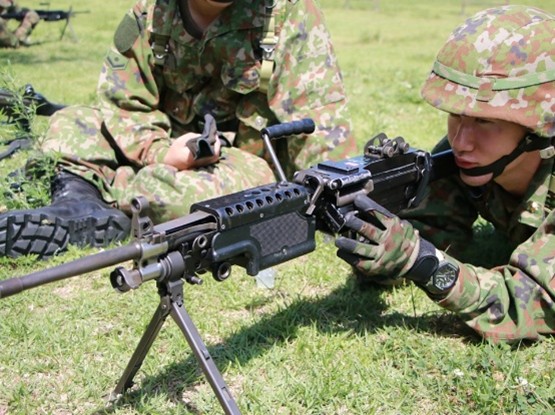 17th_yamaguchi's tweet photo. 【軽火器　機関銃射撃予習】
　新隊員特技課程（後期教育）、軽火器区隊で機関銃の射撃予習を実施しました！実弾射撃を控え、軽火器隊員として必要な技術の修得を目指し、日々練成を重ねています！
#山口駐屯地 #自衛官 #新隊員 #射撃 #訓練 #機関銃 #MINIMI https://t.co/spHsefYnmv