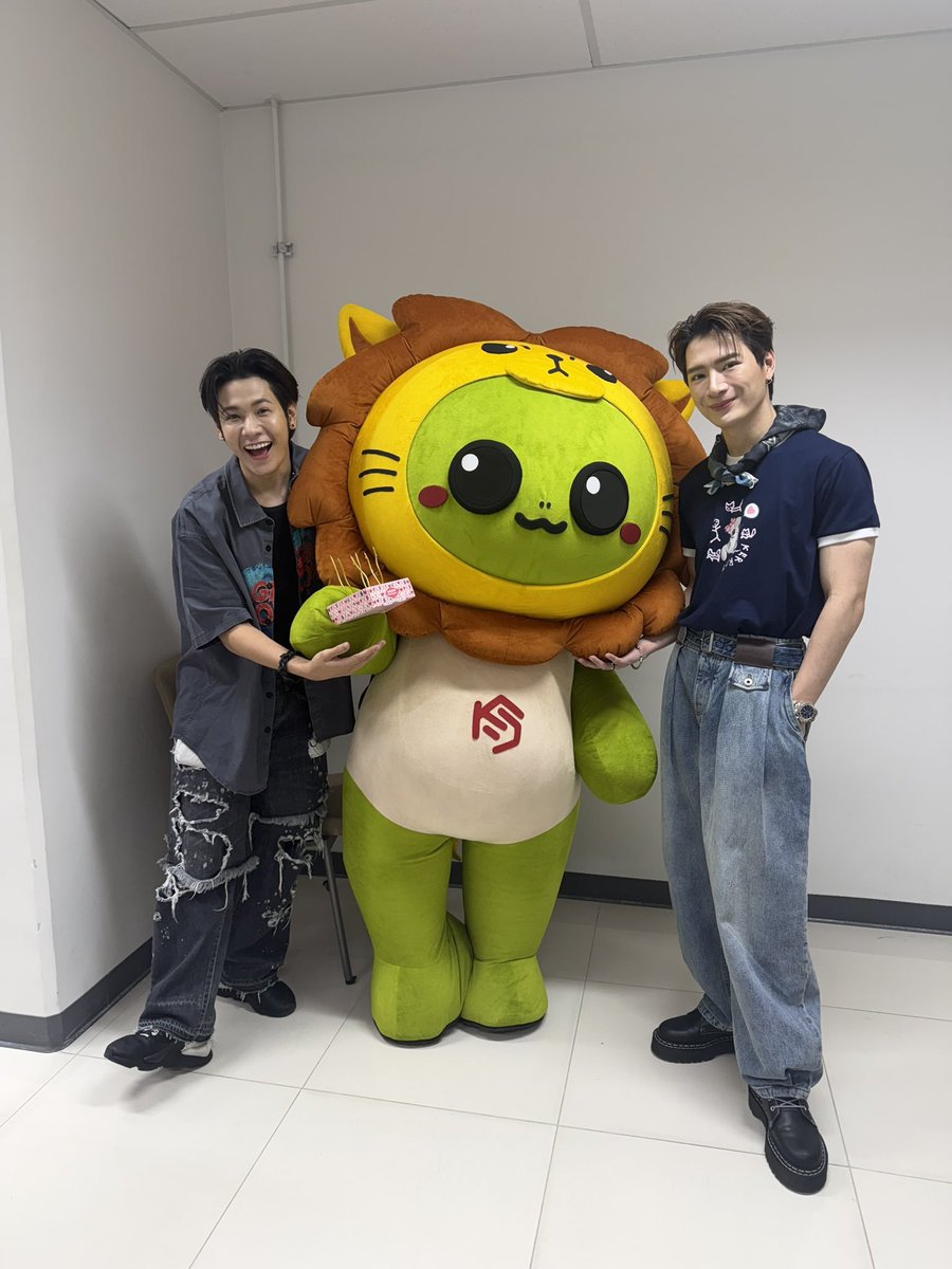 krist_est's tweet photo. HBDพี่สิงนะคับบบ @stjinx_maya 🎂🎊🎁🎆🎉 ขอให้มีความสุขในทุกวัน ร่างกายแข็งแรงไร้ผดผื่น ผื่นแพ้ผื่นคัน ภูมิแพ้ใดๆจงหายไปให้หมดเพี้ยงๆ ร่ำรวยๆ ได้ทำสิ่งที่อยากทำ ได้ถ่ายรูปได้เที่ยว กดบัตรคอนได้ทุกคอน เป็น32ขวบที่สดใสแฮปปี้คับ 

ขอบคุณที่เป็นพาร์ทเนอร์ เป็นพี่ชายที่น่ารักของน้องคริสเสมอมาฮะ @kristtps 🤟❤️

#SingtoBD2026
#SingtoPrachaya #KristPerawat
#คริสสิงโต #KristSingto