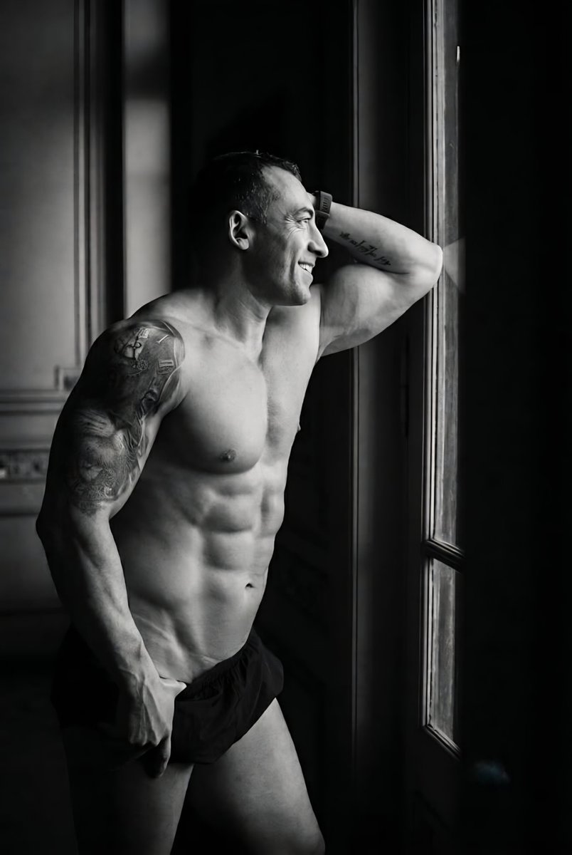 lucamercex's tweet photo. Me dijeron que posara natural... ¿así está bien? 😏 ¿Cuántos puntos me das del 1 al 10? 👇🔥 https://t.co/GbRpP7nRl0