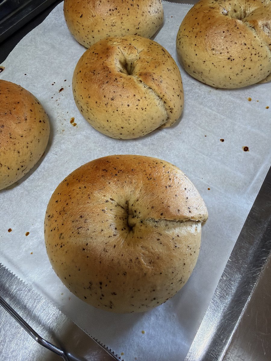 EojQx's tweet photo. ついにベーグル作りを��めようと思い立ち、仕事終わってからひたすらパンを捏ねるというジャムおばさんが爆誕した。
紅茶のベーグル https://t.co/ROcxrLL6tc