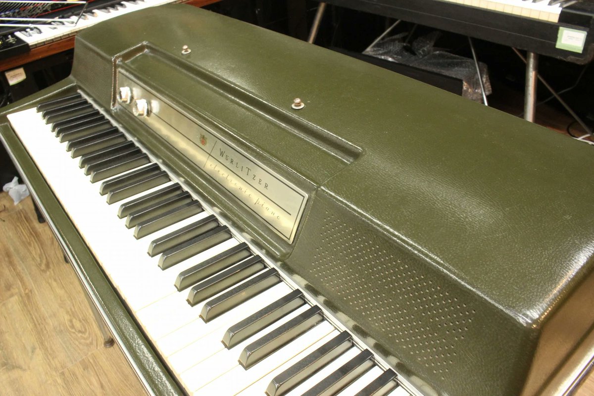 1484_shinjuku's tweet photo. #WURLITZER #200 GREEN 1969 入荷しました!
WURLITZER 初期型、 レアなGREENカラーモデル!!
黒やベージュはよく見ますが、こちらは渋めな緑色なんです!
譜面立て、スタンドが200Aとはデザインがちょっと違います。専用の椅子も付属(こちらもレア!) https://t.co/EgVhKXgY1K