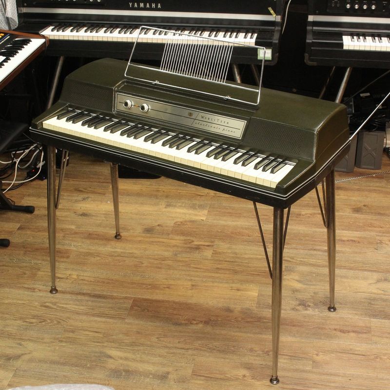 1484_shinjuku's tweet photo. #WURLITZER #200 GREEN 1969 入荷しました!
WURLITZER 初期型、 レアなGREENカラーモデル!!
黒やベージュはよく見ますが、こちらは渋めな緑色なんです!
譜面立て、スタンドが200Aとはデザインがちょっと違います。専用の椅子も付属(こちらもレア!) https://t.co/EgVhKXgY1K