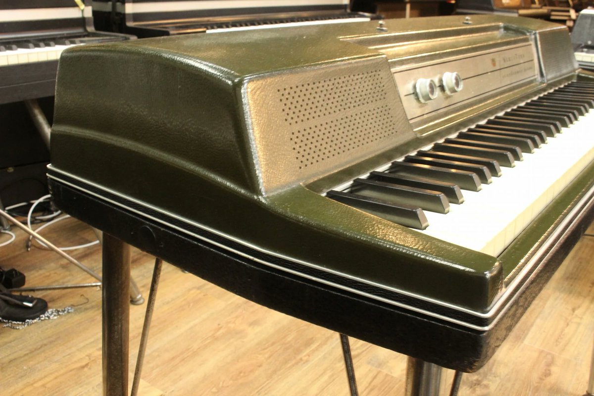 1484_shinjuku's tweet photo. #WURLITZER #200 GREEN 1969 入荷しました!
WURLITZER 初期型、 レアなGREENカラーモデル!!
黒やベージュはよく見ますが、こちらは渋めな緑色なんです!
譜面立て、スタンドが200Aとはデザインがちょっと違います。専用の椅子も付属(こちらもレア!) https://t.co/EgVhKXgY1K