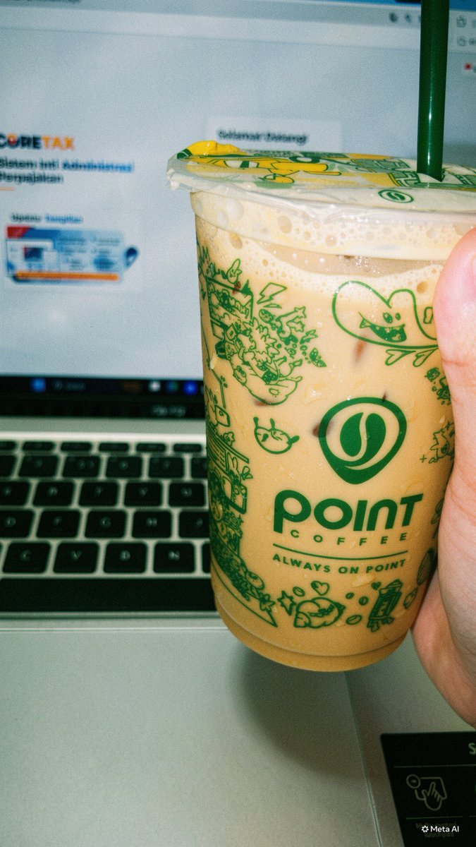 flo_sunflower's tweet photo. “Kopi”

From kapal api ☕️to point coffee🧋
3,5 thn berkutik sama kopi kapal api karna hidup jauh dari keramaian. Butuh 2 jam buat sampe ke kota beli kopi kekinian ceunahh. Alhamdulillah sekarang mau ngopi tinggal nunjuk mau rasa apa dari brand apa.
From Borneo to Djakarta🎢 https://t.co/Xe1rztL3yb