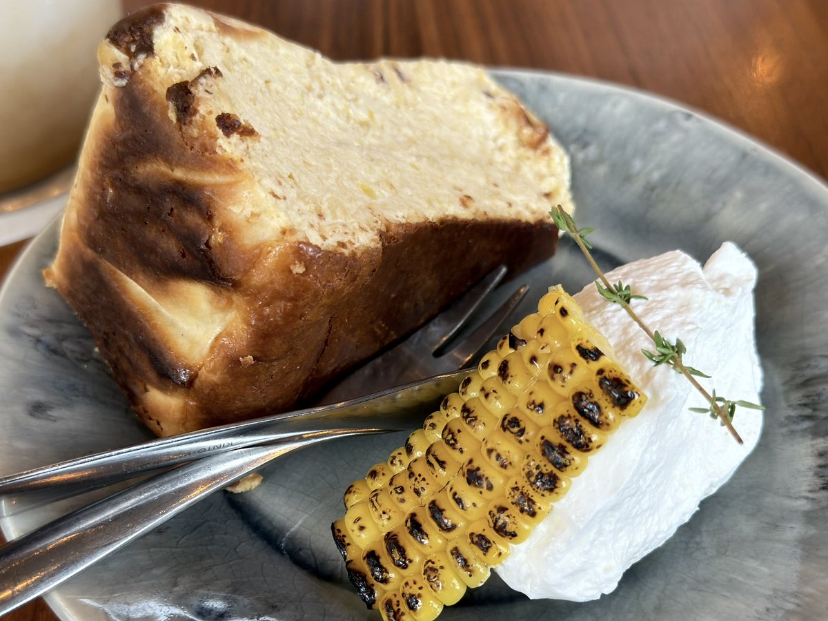 55_coco's tweet photo. みなとみらい　Tomt cafe bistro bar
とうもろこしのバスクチーズケーキ
とろっとなめらかなバスクチーズケーキにとうもろこしのやさしい甘みがぎゅっと詰まっていて美味しすぎた🌽
粒感もしっかりあり、とうもろこしのおいしさを存分に味わえる
ふわっと軽いクリームがコクをプラスしてくれて◎ https://t.co/BEiGOPS7f8
