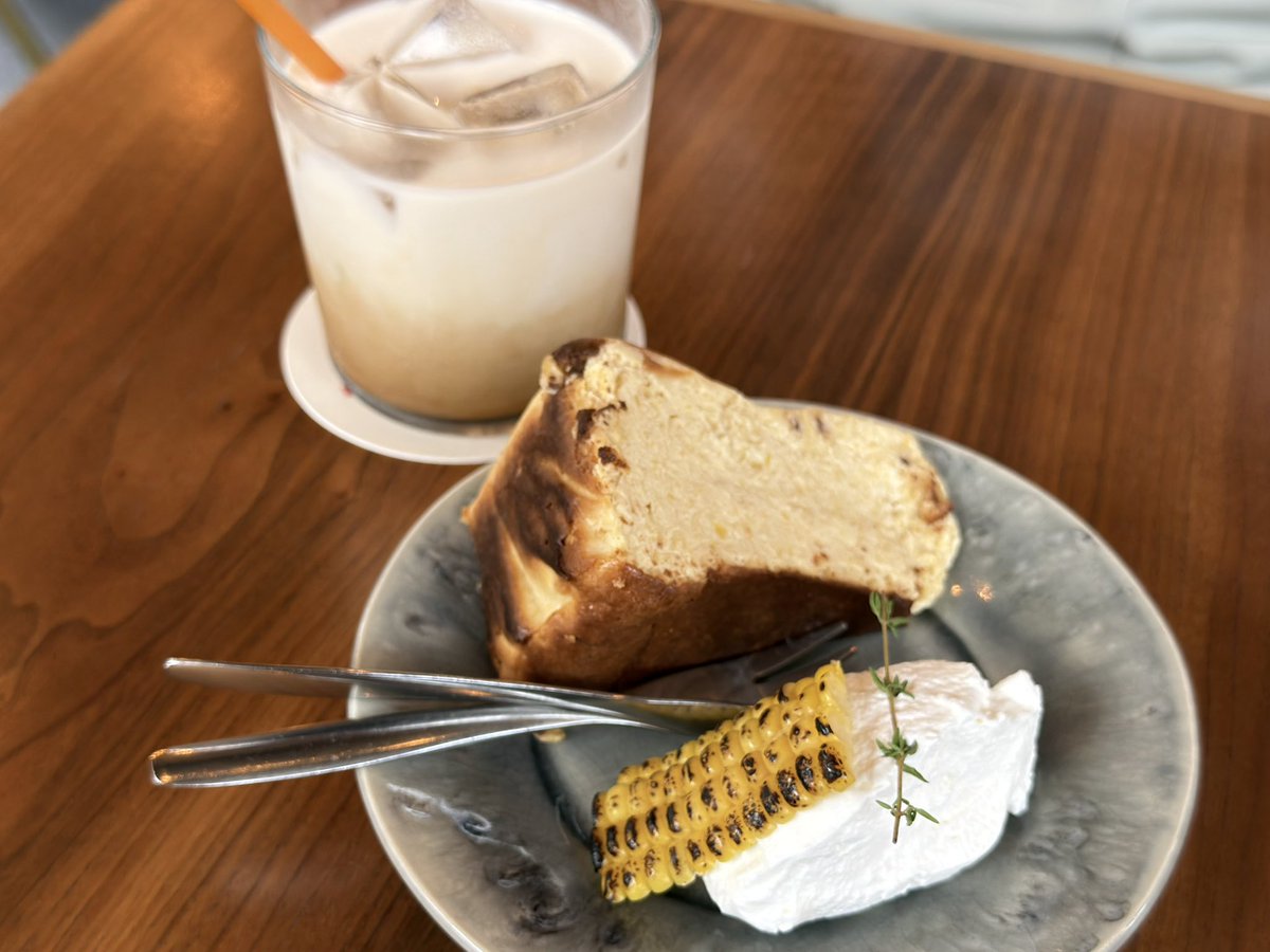 55_coco's tweet photo. みなとみらい　Tomt cafe bistro bar
とうもろこしのバスクチーズケーキ
とろっとなめらかなバスクチーズケーキにとうもろこしのやさしい甘みがぎゅっと詰まっていて美味しすぎた🌽
粒感もしっかりあり、とうもろこしのおいしさを存分に味わえる
ふわっと軽いクリームがコクをプラスしてくれて◎ https://t.co/BEiGOPS7f8