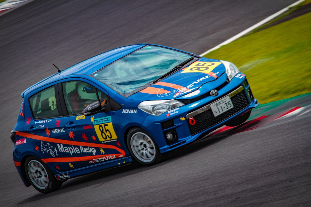 chanmn__12's tweet photo. 昨日のお話の中で
#MAPLERacing について少し話したので
車だけじゃないんです
ママチャリレースにも出てます笑

MAPLEVitzは愛知県内走り回ってるから見かけたら

#にゃんこ屋  でスクショ送ってね⭐️

FF様が昨年のレースで撮ってくれた
かっこいいVitzを添えて！

https://t.co/CVCCfIU8Do https://t.co/cOeKnG2Ipg