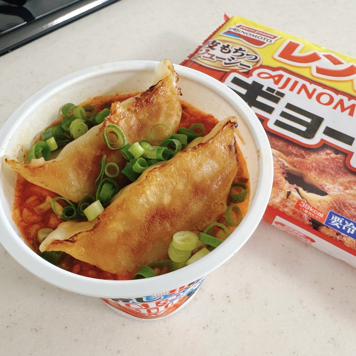 iza_gyoza's tweet photo. 流行りの冷たいカップ麺のピリ辛キムチ味に……
ついに大本命「レンジでギョーザ」を投入🥟！  

冷水を注いで待っている間にギョーザをレンジでチン！  
あとは載せるだけ。このタイパが最高です。

酸味の効いたスープを皮もちのギョーザが吸い込んで、
一口噛んだ瞬間に肉汁がジュワッと溢れ出すのがたまらない…！🤤

一昨日の「塩レモン×エビシューマイ」と、
今日の「ピリ辛キムチ×ギョーザ」……

正直、どっちを食べてみたくなりましたか…？🫣
ぜひコメントで教えてください！