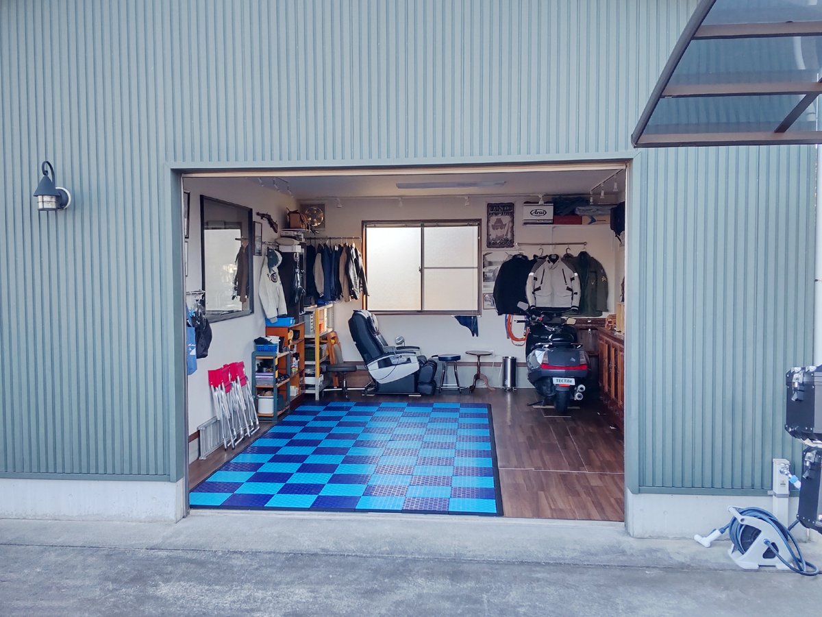 tec_tile's tweet photo. HITOKOTO-BASE 様
始めは青と白のBMWカラーを考えたのですが、白は経年で汚れが心配だったので同じ青系のネイビーを選択しました。鮮やかなコントラストで大変気に入っています。

#テックタイル #tectile #GarageLife #ガレージライフ #フロアタイル https://t.co/lQQJHdcNLT