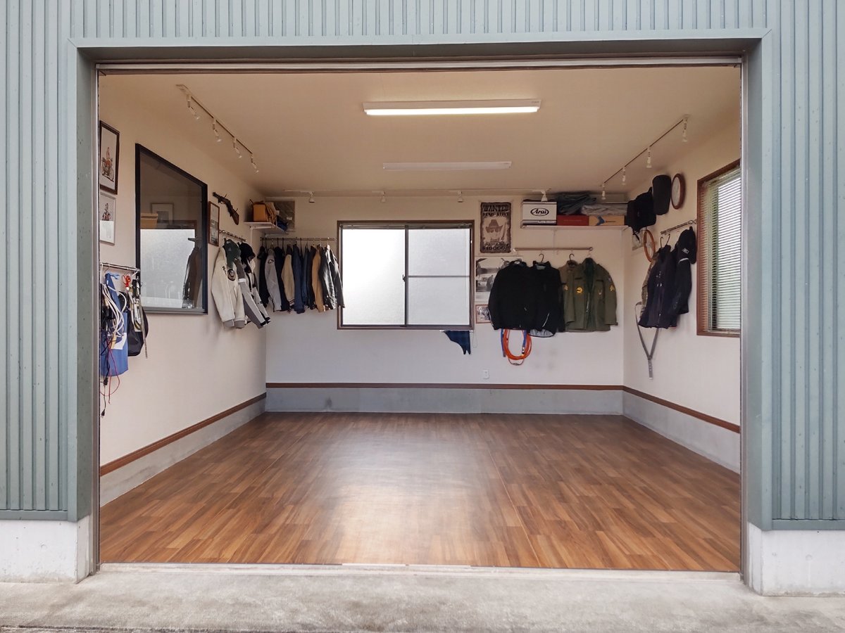 tec_tile's tweet photo. HITOKOTO-BASE 様
始めは青と白のBMWカラーを考えたのですが、白は経年で汚れが心配だったので同じ青系のネイビーを選択しました。鮮やかなコントラストで大変気に入っています。

#テックタイル #tectile #GarageLife #ガレージライフ #フロアタイル https://t.co/lQQJHdcNLT