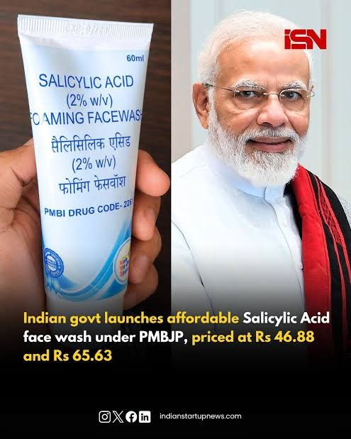study26417's tweet photo. जन औषधि सैलिसिलिक एसिड फेस वॉश (Jan Aushadhi Salicylic Acid Face Wash) पिछले कुछ समय से सोशल मीडिया (जैसे इंस्टाग्राम और यूट्यूब) पर काफी ट्रेंड और वायरल हो रहा है। इसके मुख्य रूप से ये कारण हैं:

अत्यंत किफ़ायती कीमत (Affordability): बाजार में सैलिसिलिक एसिड वाले ब्रांडेड फेस वॉश 200 से 500 रुपये या उससे अधिक के मिलते हैं, जबकि जन औषधि केंद्र पर मिलने वाले प्रोडक्ट्स सरकारी योजना (PMBJP) के तहत अत्यधिक कम दामों पर उपलब्ध होते हैं।

मुंहासों और ऑयली स्किन के लिए असरदार: सैलिसिलिक एसिड (Beta Hydroxy Acid / BHA) त्वचा के बंद पोर्स (clogged pores) की सफाई करता है, अतिरिक्त तेल (sebum) को नियंत्रित करता है और एक्ने/पिंपल्स को कम करने में मदद करता है।
क्वालिटी और लैब टेस्टिंग: लोग इसे इसलिए भी पसंद कर रहे हैं क्योंकि यह जन औषधि केंद्र के तहत मिलता है, जिससे इसकी प्रामाणिकता और क्वालिटी पर भरोसा रहता है।

इस्तेमाल करते समय ध्यान रखने योग्य कुछ बातें:
पैच टेस्ट करें: अगर आपकी स्किन संवेदनशील (sensitive) है, तो पहली बार इस्तेमाल करने से पहले हाथ या गर्दन पर पैच टेस्ट जरूर कर लें।
शुरुआत धीरे-धीरे करें: यदि आपकी स्किन सैलिसिलिक एसिड की आदी नहीं है, तो इसे हफ्ते में 2-3 बार से शुरू करें और फिर धीरे-धीरे रोजाना इस्तेमाल पर आएं।
मॉइश्चराइजर और सनस्क्रीन: सैलिसिलिक एसिड से कभी-कभी त्वचा थोड़ी शुष्क (dry) हो सकती है, इसलिए इसके बाद हल्का मॉइश्चराइजर और दिन में सनस्क्रीन जरूर लगाएं।