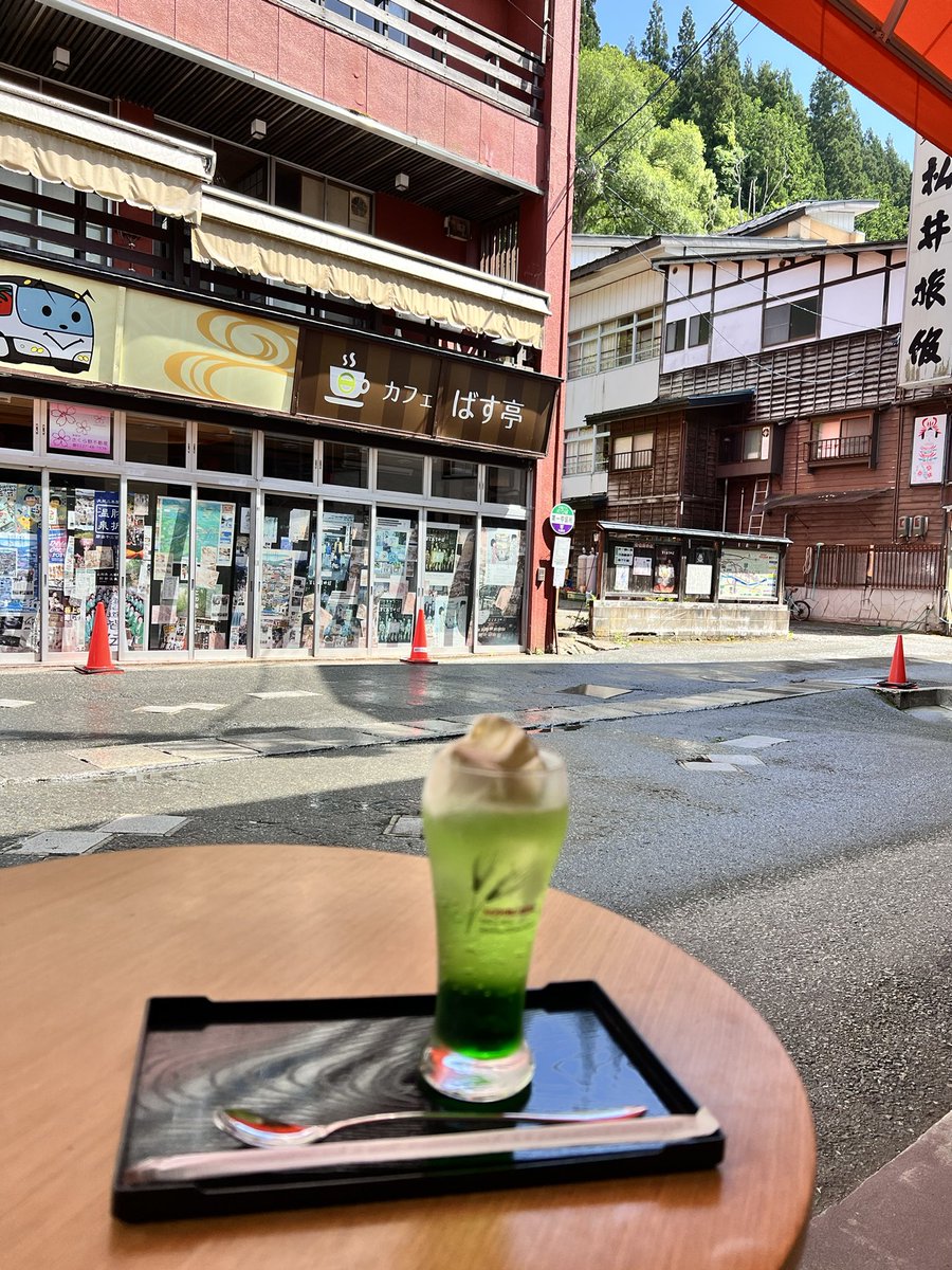 ZOOGOGO3's tweet photo. #山形 #大蔵村 #肘折 #肘折温泉 ♨️

#時差投稿
2026.07 #ひとり湯治 2日目♪

帰宿の前に…*

#横山仁右ェ門商店 さんで ひと休み♪
前から気になっていた #クリームソーダ を
いただきました😍😍😍

おおくらくんバスが目の前を
通過して行きましたよぉ💖 https://t.co/qfdRavoOIq