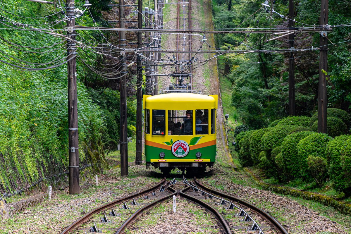 ef64_34's tweet photo. 7/28.  昨日の撮影です。小雨がパラついていましたが、高尾山ビアマウントのついでに登山電車を往復とも撮ってみました…(^^) https://t.co/WgKVuknL9b