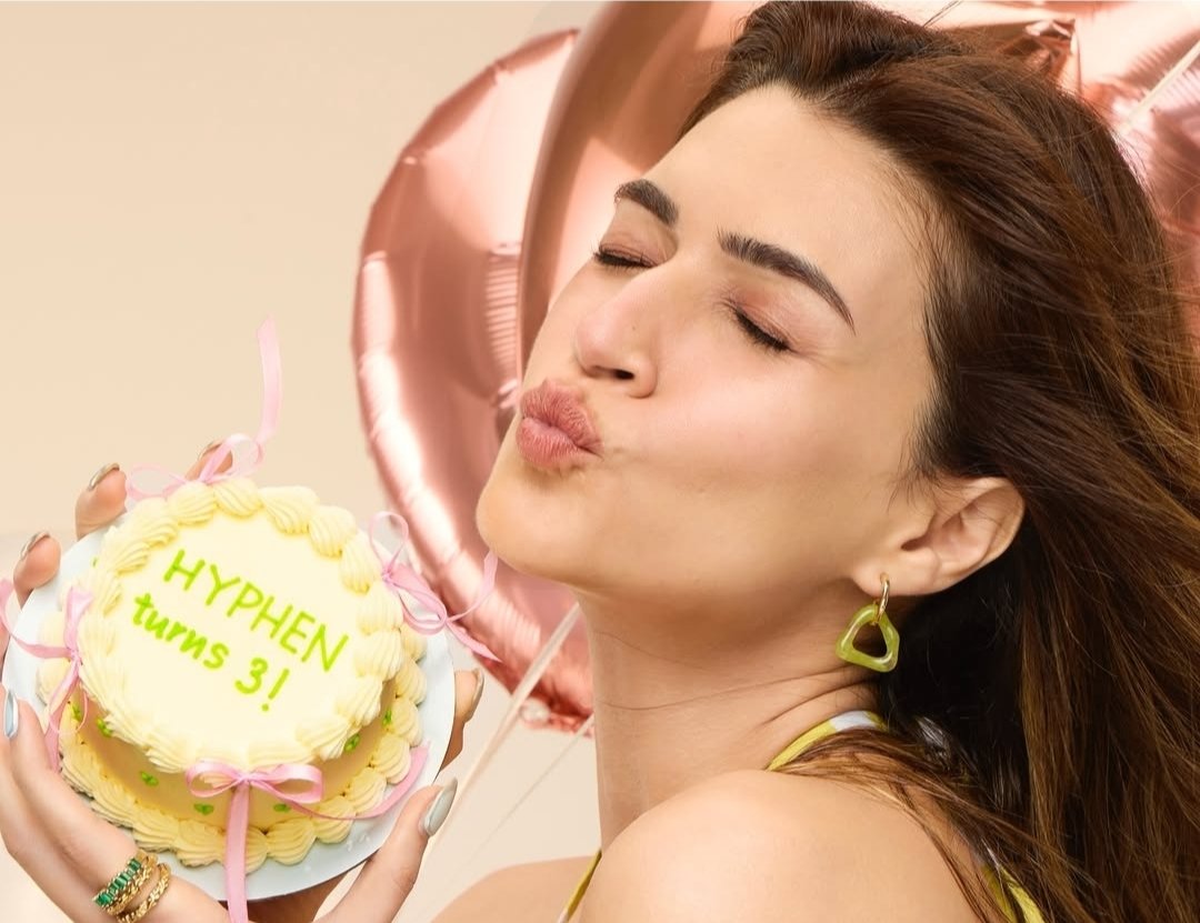 velvetframess's tweet photo. HYPHEN TURNS 3!! π
Cheers To Kriti Sanon!! π©΅
@kritisanon #kritisanon #letshyphen https://t.co/ZkifUXFVvM