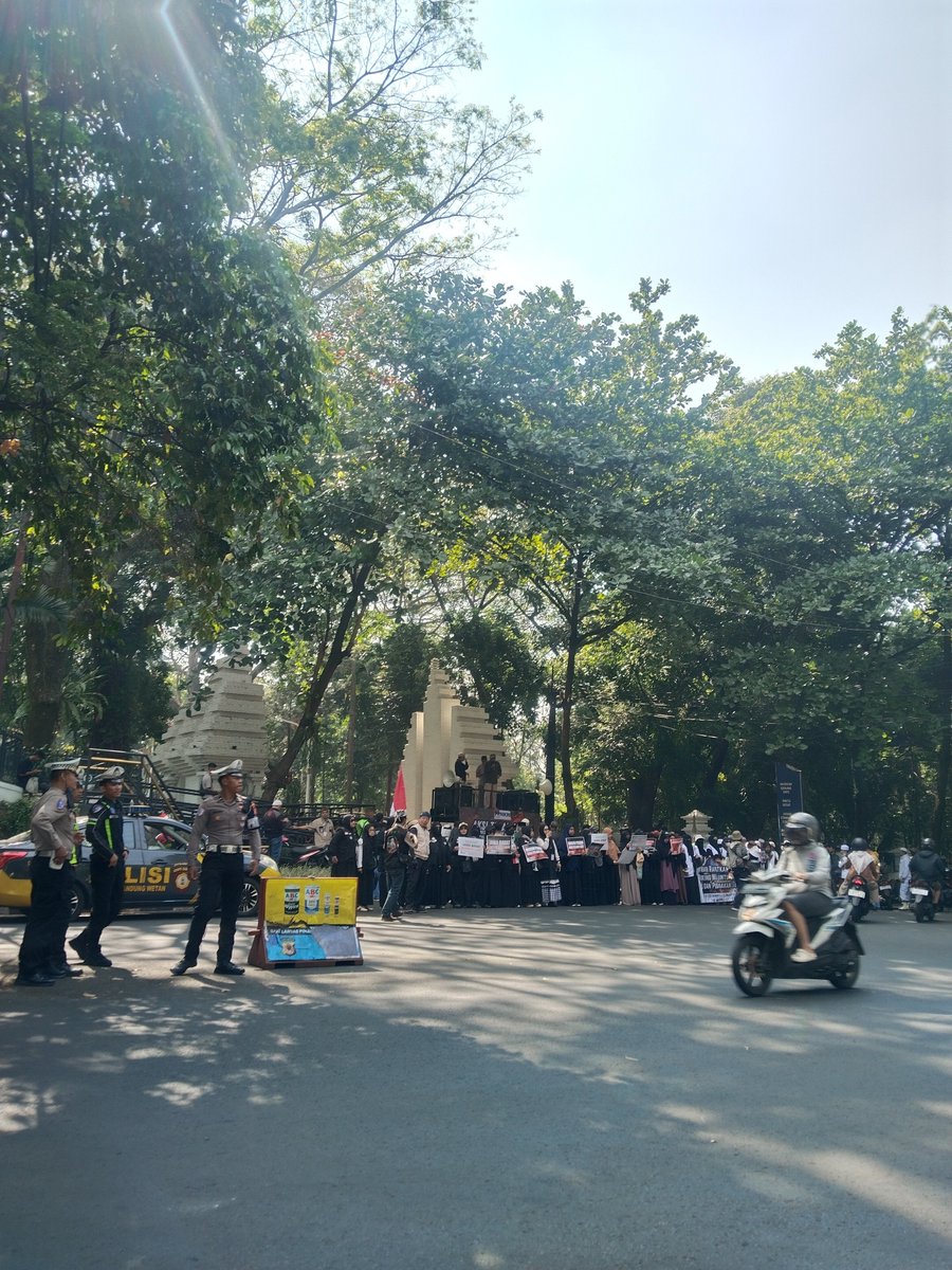 orangbaik___'s tweet photo. di bandung lg ada demo lawan lgbt, nanaonan si https://t.co/TnkM9r3YRw