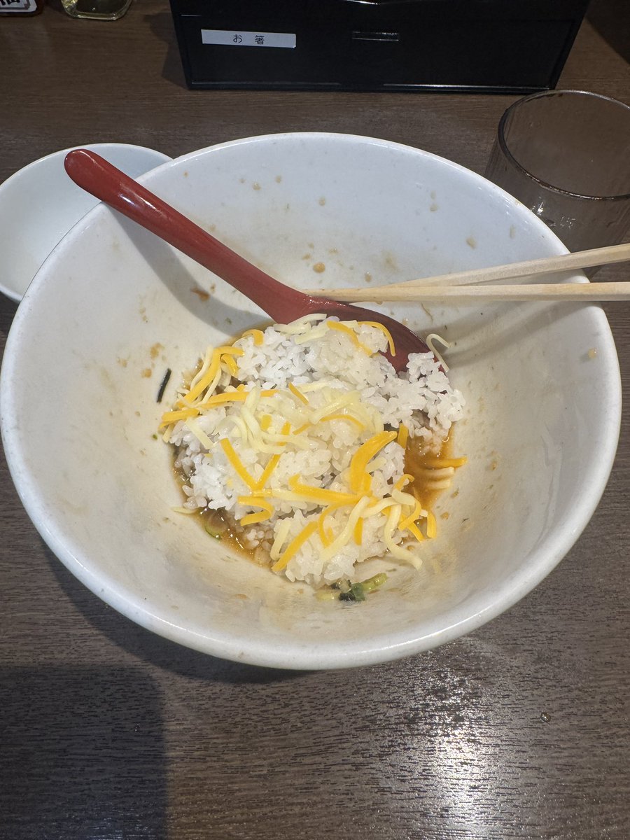 promarshy's tweet photo. #中華そばひのき屋　
080『国産小麦麺の油そば・〆の小チーズ御飯』
　スタミナを付けようと「ニンニク入り」を選択。辣油・お酢で途中での味変も楽しめて、〆まで飽きることなく一気に食べてしまいました。笑
今日も美味しくご馳走さまでした♪ https://t.co/alpFshSjrK