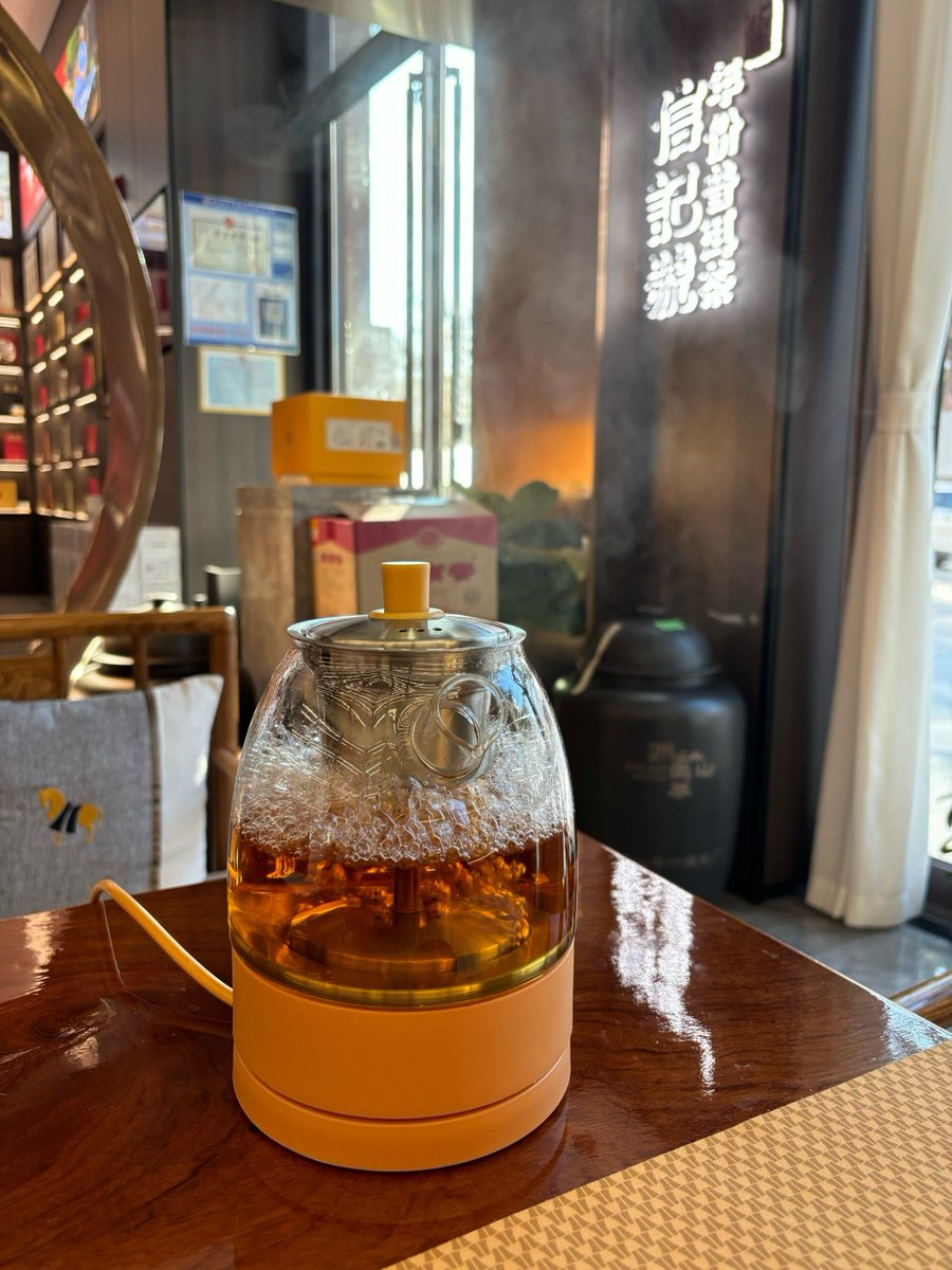 tipfer72's tweet photo. Our neighbors brought homemade apple pie u0026 iced tea to share after my kitchen renovation! Small joys make big homes https://t.co/EM5YMqXPnN
