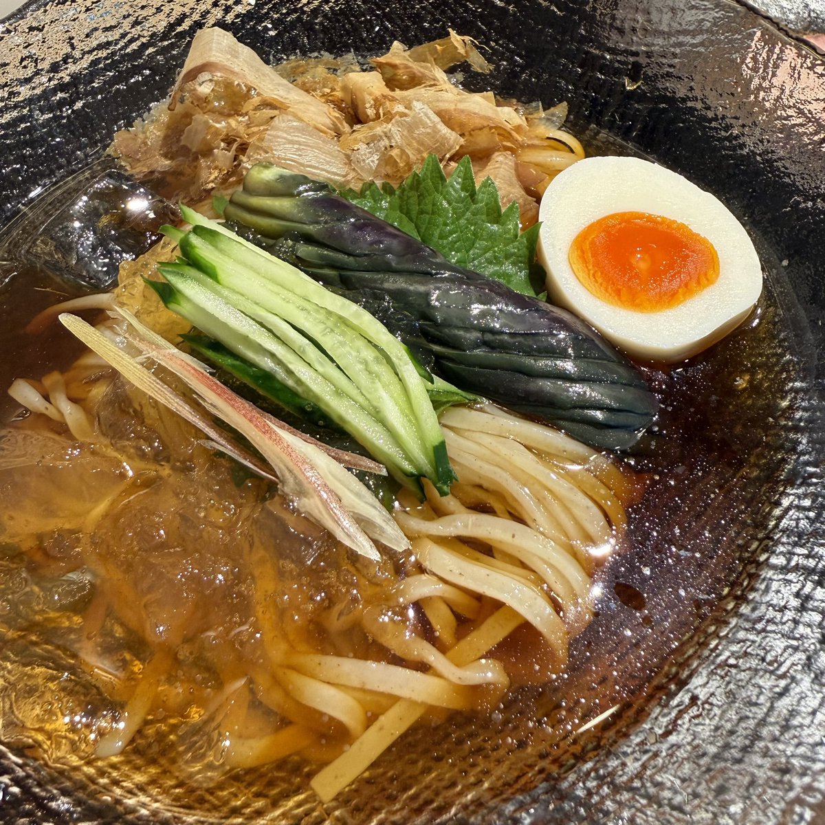 ura_aoki's tweet photo. 今夜(28日)のお品書き

絶賛大好評中ですがそろそろ終了

🔹すだちと昆布の雫　

鰹と煮干しがきいた冷たいスープ。
茄子の揚げ浸しにすだちジュレ。
細かく砕いた昆布をあとから投入すると、コリコリととろみで新食感のらーめんに。
勿論、昆布水つけ麺もございます。 https://t.co/F09BmfQs2b