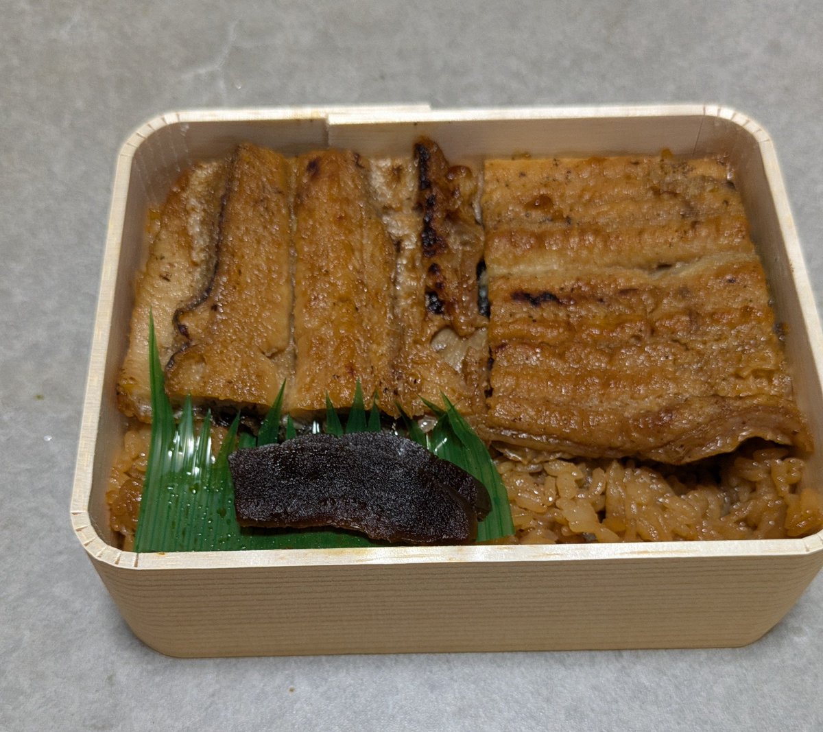 MarinRanta's tweet photo. 土用の丑の日に食べた、うなぎめっちゃ美味しかった🥰

ご飯が白くないのが良き👍
タレしみしみ😋

さすが⚫️000円のお弁当🍱💕 https://t.co/IAOuaTjb0y
