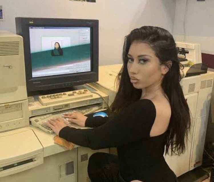 afkaady's tweet photo. uma pessoa que não conheço me pediu ajuda pra programar no discord e eu prontamente aceitei agora estamos nós duas quebrando a cabeça com json https://t.co/OxelpPRSjQ