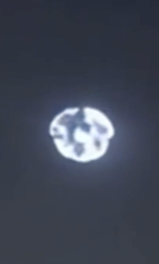 UAPWixy's tweet photo. 🚨An ORB comes in &amp; "Power's Up" &amp; disappears!!🚨 https://t.co/8rQXnA8Cbn