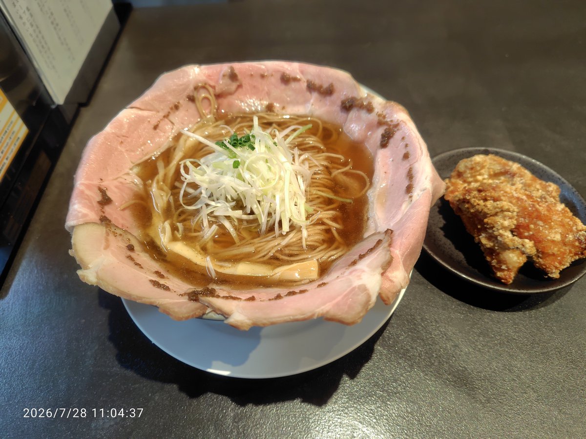 92akky's tweet photo. 今日の昼は、森ノ宮にある一揚一杯で、チャーシュー麺、大鶏排М、チャーシュー丼。
ラーメンは、煮干し系のスープに細麺のあっさり中華そば。
ラーメンも美味いが、ここは鶏排が美味い！
#ラーメン #中華そば #一揚一杯 #中華そば麓 https://t.co/nOhXM4WeAV