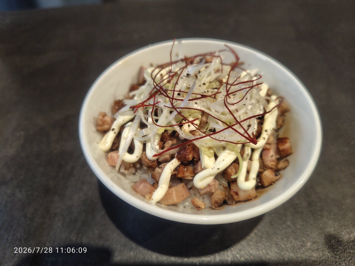 92akky's tweet photo. 今日の昼は、森ノ宮にある一揚一杯で、チャーシュー麺、大鶏排М、チャーシュー丼。
ラーメンは、煮干し系のスープに細麺のあっさり中華そば。
ラーメンも美味いが、ここは鶏排が美味い！
#ラーメン #中華そば #一揚一杯 #中華そば麓 https://t.co/nOhXM4WeAV
